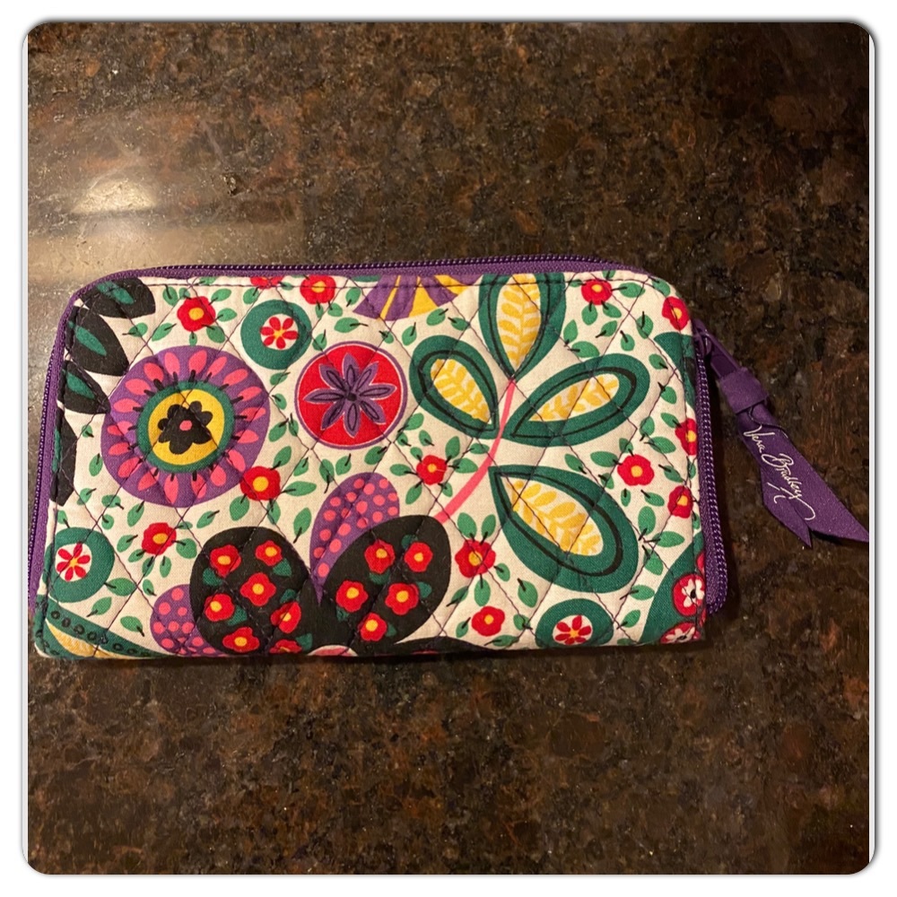 EUC Vera Bradley ZIP Around Wallet 🌺